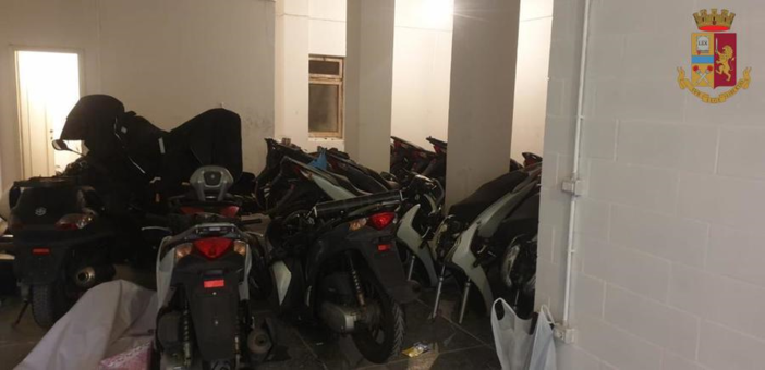 Due arresti per ricettazione: sorpresi all’interno di un box con 30 scooter rubati Due arresti per ricettazione: sorpresi all’interno di un box con 30 scooter rubati