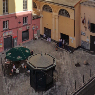Lite tra giovani in centro storico, ventiduenne incinta accoltellata