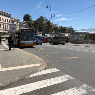 Pegli, in piazza Porticciolo troppi rischi per i pedoni