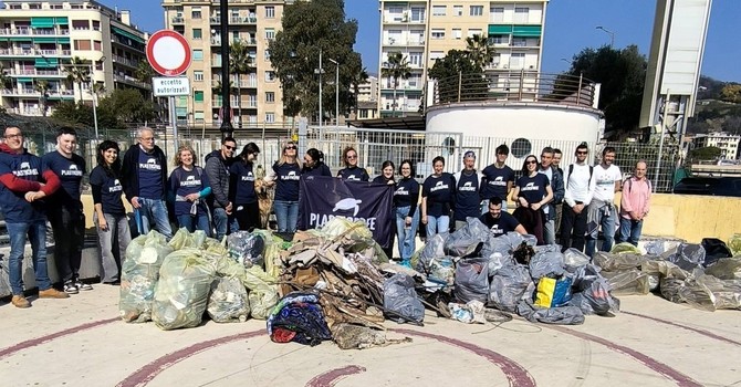 La pulizia dell'altra mattina a Pegli tra Molo Archetti e i Giardini Catellani