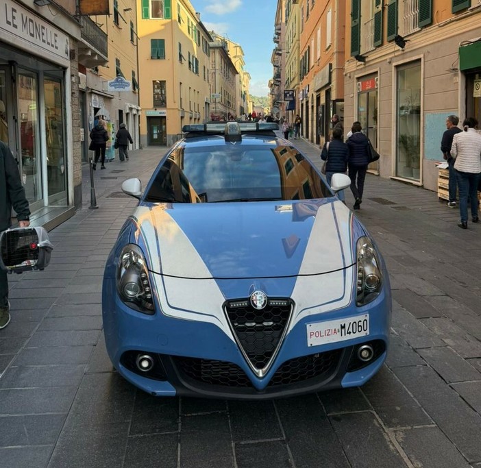 Polizia di Stato nei vicoli del centro storico: controlli mirati tra Maddalena, Caricamento e Sottoripa