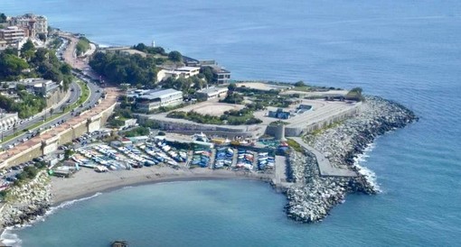 Il Comune tira dritto su Punta Vagno, chiede la concessione per trent’anni e all’orizzonte torna il campo da padel. Le opposizioni: “Si discuta con la cittadinanza”