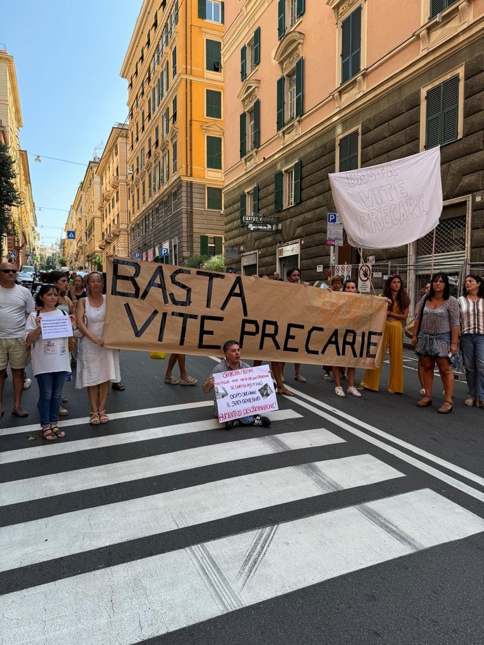 Genova, insegnanti di sostegno e genitori in piazza: "Basta vite precarie" Genova, insegnanti di sostegno e genitori in piazza: "Basta vite precarie"