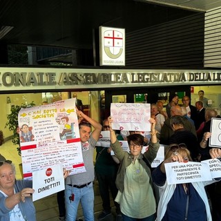 Le minoranze sfiduciano Toti, ecco il testo della mozione. Cosa può succedere ora in Regione?