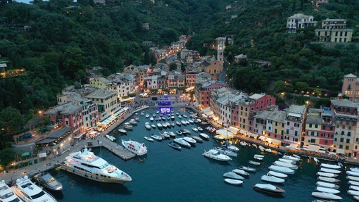 Portofino, polemiche sulla stampa straniera: “Orde di turisti stanno rovinando la Dolce Vita” Portofino, polemiche sulla stampa straniera: “Orde di turisti stanno rovinando la Dolce Vita”