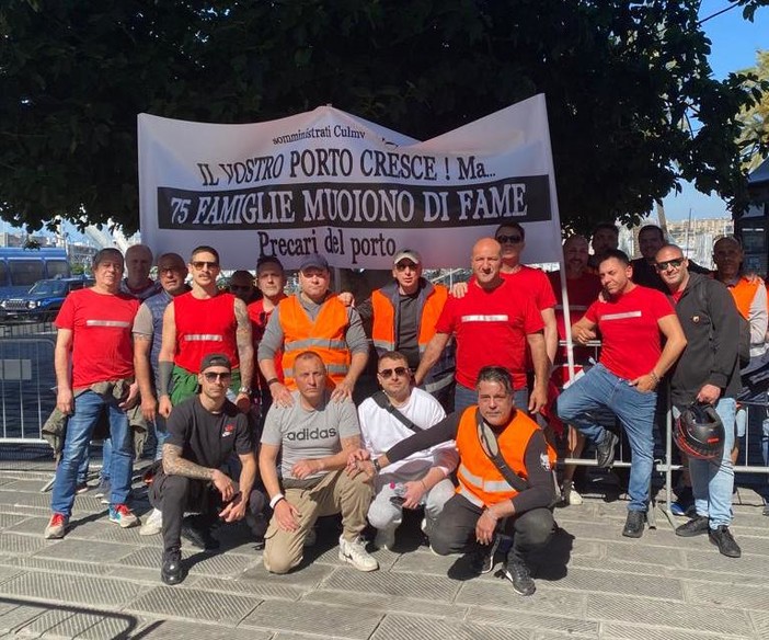 Somministrati del porto, presidio sotto Palazzo San Giorgio: “Campiamo con stipendi da 90 euro al mese” (Video) Somministrati del porto, presidio sotto Palazzo San Giorgio: “Campiamo con stipendi da 90 euro al mese” (Video)