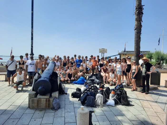 Pegli, anche un gruppo di ricercatori svizzeri impegnati a pulire la spiaggia