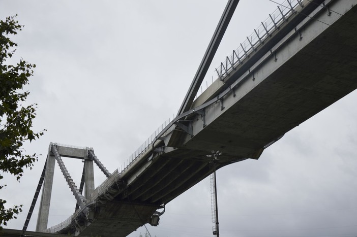 Crollo ponte Morandi: polizia giudiziaria indaga. Nulla osta ai funerali Crollo ponte Morandi: polizia giudiziaria indaga. Nulla osta ai funerali