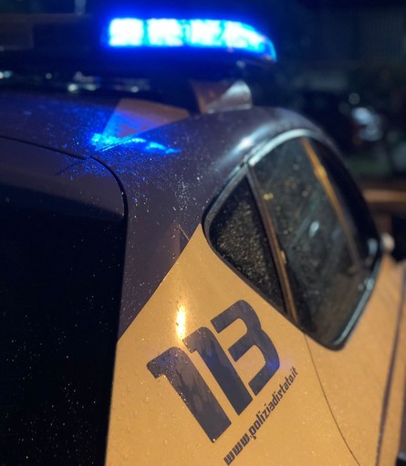 Giovani distruggono una portiera del bus e tentano di aggredire il conducente: indagini in corso