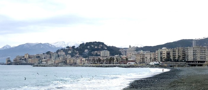 La Polizia locale sgombera area del lungomare di Pegli, luogo di bivacco e degrado per i rifiuti abbandonati sulla scogliera La Polizia locale sgombera area del lungomare di Pegli, luogo di bivacco e degrado per i rifiuti abbandonati sulla scogliera