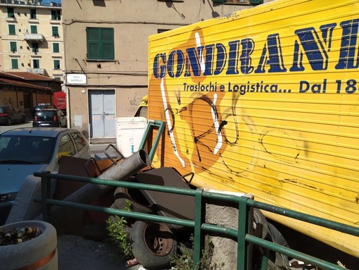La spazzatura di Genova dimenticata: Piazza Battelli è &quot;terra di nessuno&quot; a Cornigliano