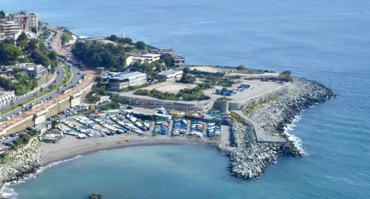 Il Comune tira dritto su Punta Vagno, chiede la concessione per trent’anni e all’orizzonte torna il campo da padel. Le opposizioni: “Si discuta con la cittadinanza”