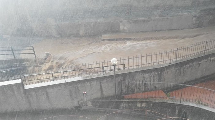 Pra’ finisce sott’acqua: allagati negozi e cantine