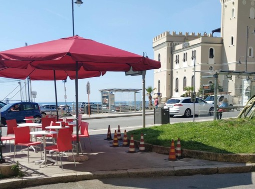 Pegli, le panchine rimosse in piazza Porticciolo saranno ricollocate