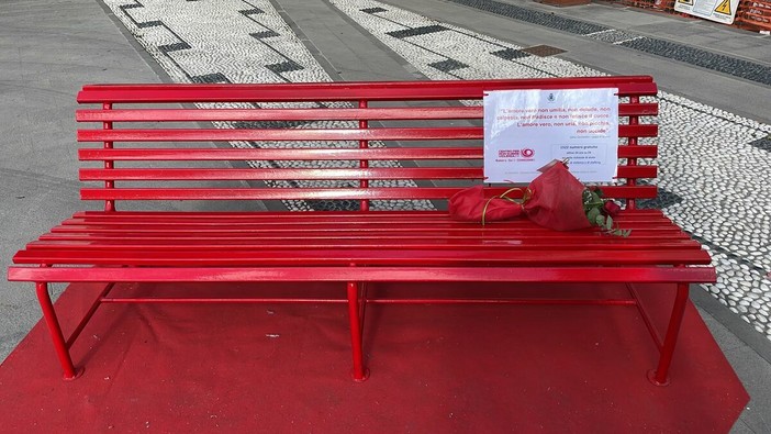 Recco contro la violenza di genere: inaugurata la Panchina Rossa in Piazza Nicoloso