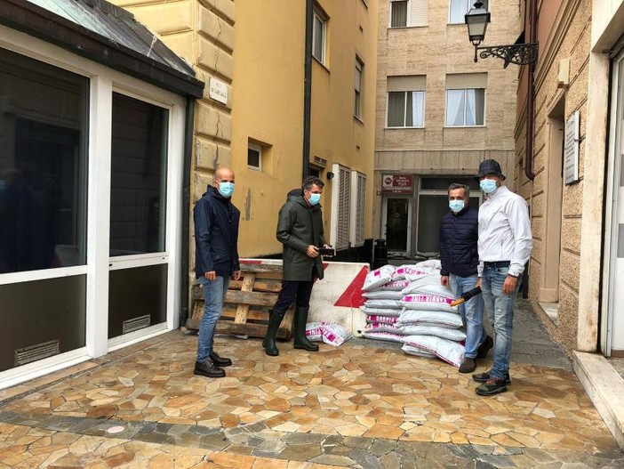 Il sindaco di Rapallo Carlo Bagnasco ha firmato una richiesta per la fornitura e la distribuzione urgente di ulteriori sacchi di sabbia (FOTO)