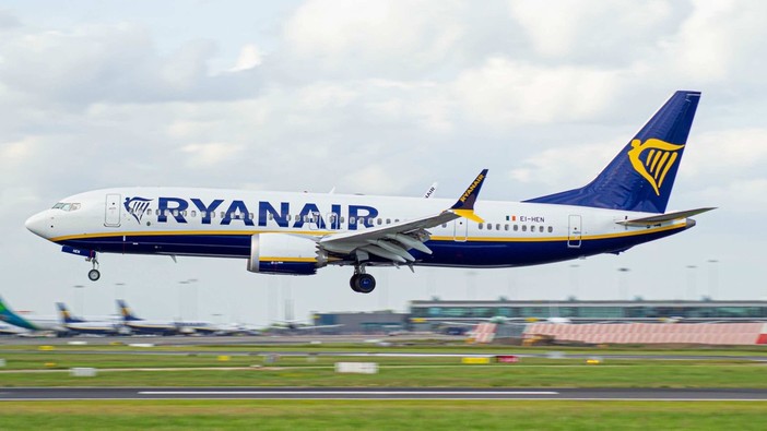 Otto rotte (solo due per l’estero) e quaranta voli settimanali, Ryanair presenta il nuovo orario per Genova e rilancia: “Via l’addizionale per nuovi investimenti”
