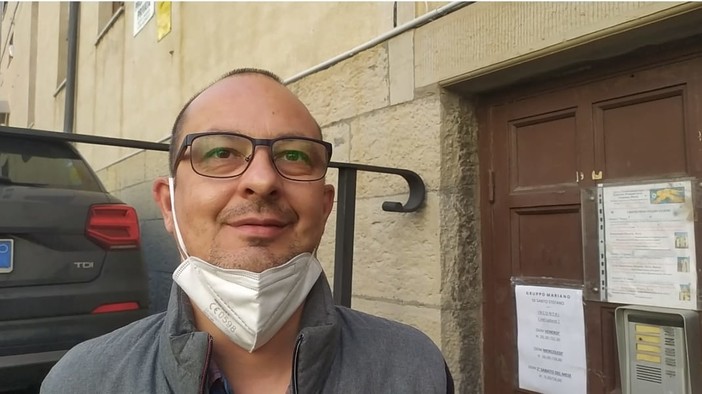 Genova, il russo Roman porta gli aiuti ai profughi: "Butterò il mio passaporto, viva l'Ucraina!" (Video) Genova, il russo Roman porta gli aiuti ai profughi: "Butterò il mio passaporto, viva l'Ucraina!" (Video)