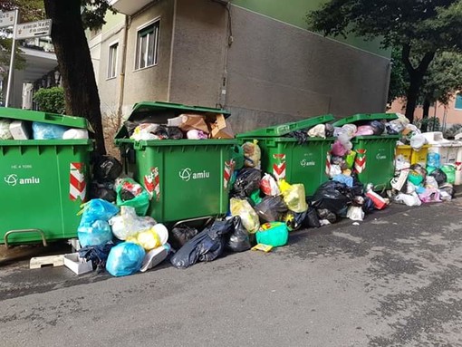 Raccolta rifiuti a singhiozzo, Amiu finisce ancora nel mirino