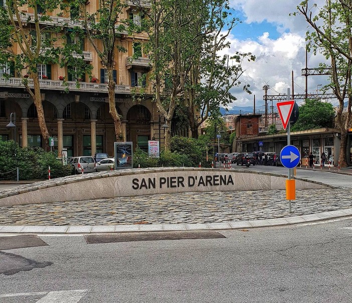Sampierdarena, la rotonda di piazza Vittorio Veneto genera code e rallentamenti