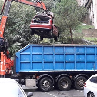 La polizia locale rimuove 75 relitti di veicoli nei 9 municipi: l'operazione più grande a Genova