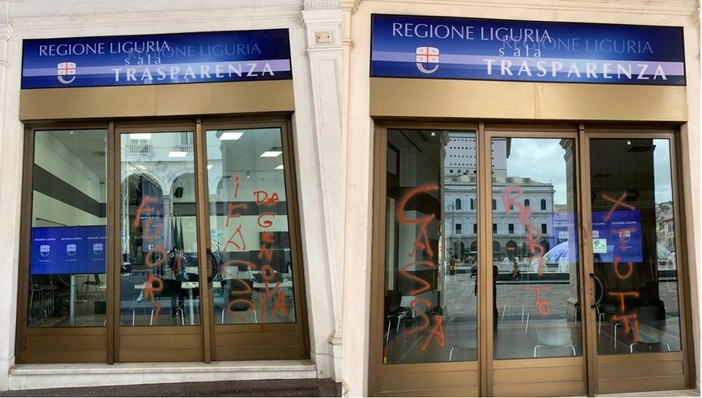 Regione, vandalizzata la sala della trasparenza. Toti: "Vergogna" (FOTO)