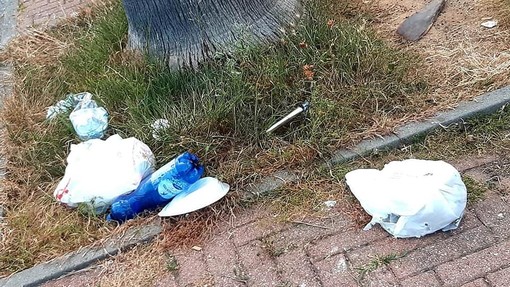 Pegli, piazzale Malachina è diventato una discarica