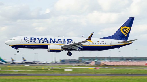 Otto rotte (solo due per l’estero) e quaranta voli settimanali, Ryanair presenta il nuovo orario per Genova e rilancia: “Via l’addizionale per nuovi investimenti”