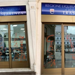 Regione, vandalizzata la sala della trasparenza. Toti: &quot;Vergogna&quot; (FOTO)