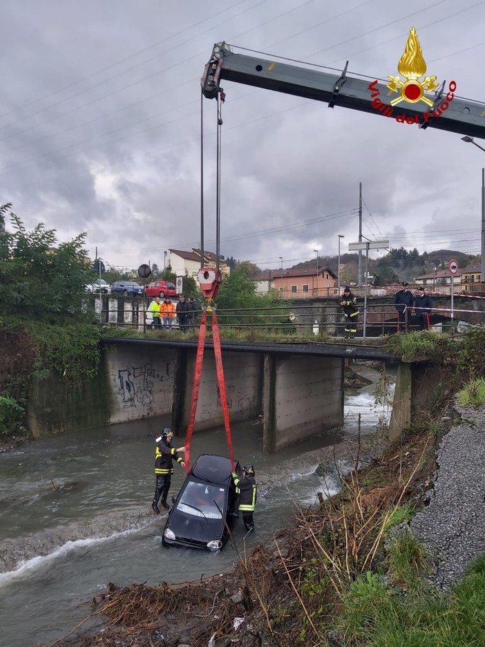 Busalla: auto precipita nel fiume, recuperata dai pompieri Busalla: auto precipita nel fiume, recuperata dai pompieri