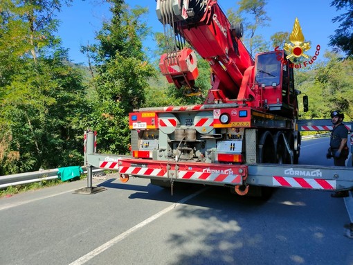 Strada del Turchino, auto finisce fuori strada (Foto) Strada del Turchino, auto finisce fuori strada (Foto)