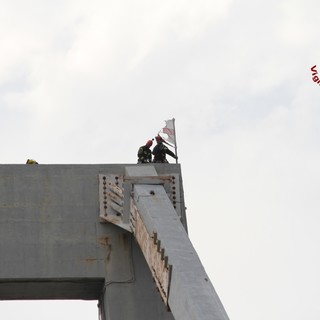Ponte Morandi: i pompieri rimuovono la bandiera di Genova