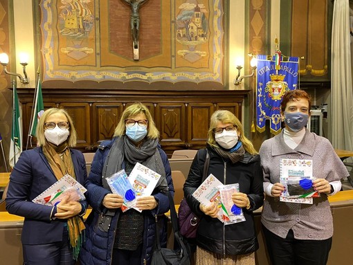 Rapallo: l'Amministrazione Comunale consegna ai bambini degli istituti cittadini mascherine colorate e un libro-guida preventivo sul Covid