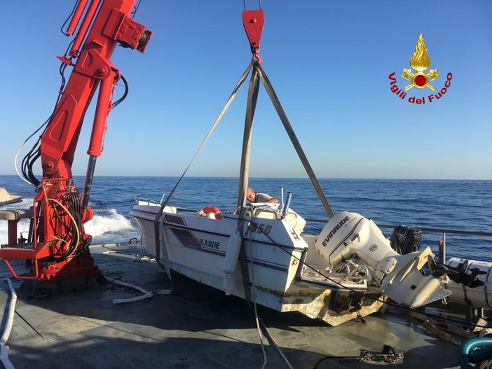 Punta Chiappa: i sommozzatori di Genova recuperano natante affondato