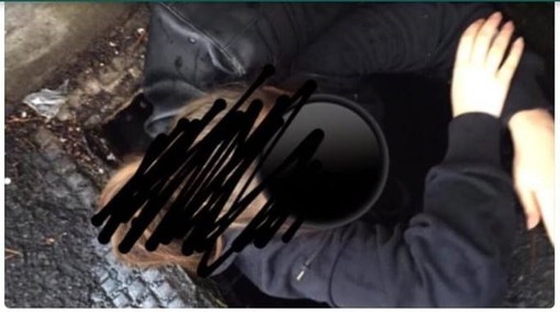 Si rompe un tombino in Via Bertani: 15enne cade nella voragine