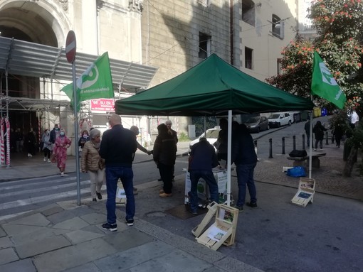 Cassette vuote per protestare contro i cinghiali, agricoltori genovesi in piazza (FOTO)