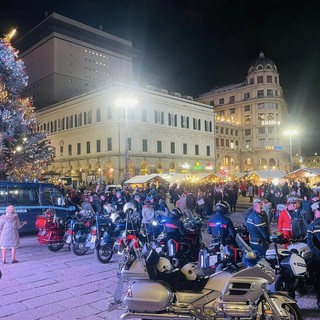 I motociclisti di &quot;Raiders for children&quot; hanno accompagnato Babbo Natale a De Ferrari