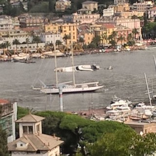 Berlusconi Jr. lascia Portofino a bordo di un gommone