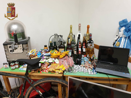 Madre e figlio nei guai: rubavano sul posto di lvoro Madre e figlio nei guai: rubavano sul posto di lvoro