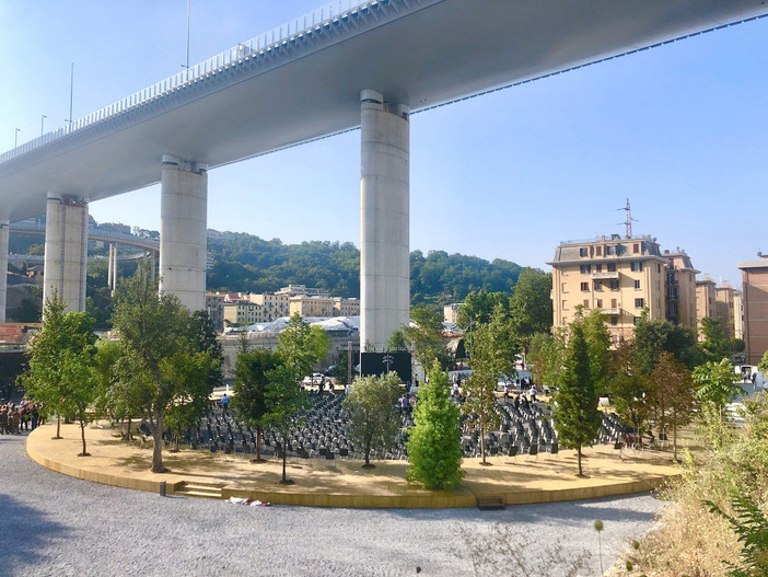Un intervento artistico sotto il Ponte San Giorgio per ricordare e riflettere sulla tragedia del crollo del Morandi