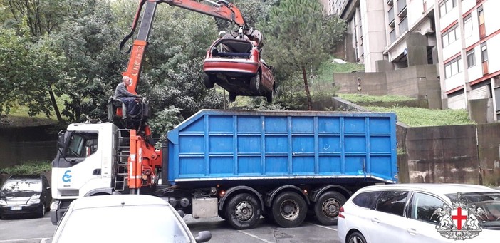 La polizia locale rimuove 75 relitti di veicoli nei 9 municipi: l'operazione più grande a Genova
