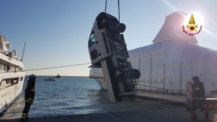 Furgone in mare a Calata Gadda: il recupero dei Vigili del Fuoco Furgone in mare a Calata Gadda: il recupero dei Vigili del Fuoco