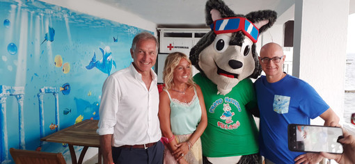 Nuovi arredi e un'installazione artistica, il Gaslini inaugura il restyling della sua spiaggia Nuovi arredi e un'installazione artistica, il Gaslini inaugura il restyling della sua spiaggia