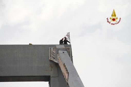 Ponte Morandi: i pompieri rimuovono la bandiera di Genova Ponte Morandi: i pompieri rimuovono la bandiera di Genova