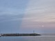 Luna e raggi crepuscolari regalano uno spettacolo nel cielo di Diano Marina