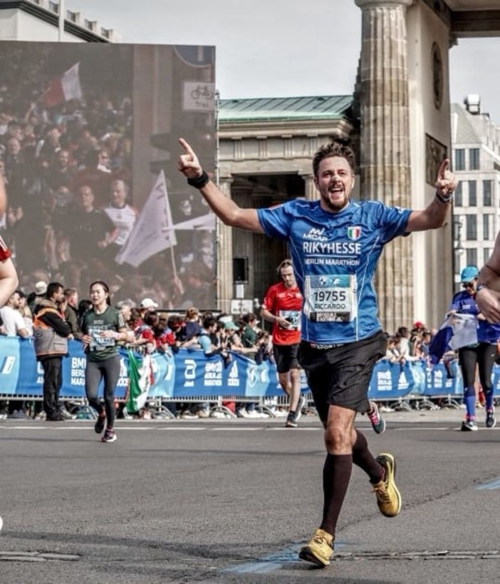 Rischia di perdere una gamba, si salva grazie a un intervento e corre la maratona di Berlino