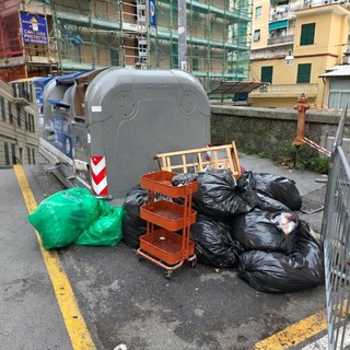 Valbisagno, svuota l'abitazione di un parente defunto e abbandona rifiuti in strada