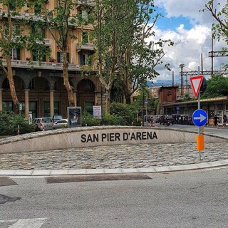 Sampierdarena, la rotonda di piazza Vittorio Veneto genera code e rallentamenti