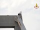 Ponte Morandi: i pompieri rimuovono la bandiera di Genova