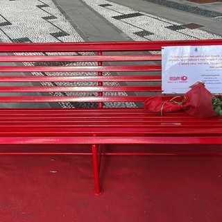 Recco contro la violenza di genere: inaugurata la Panchina Rossa in Piazza Nicoloso